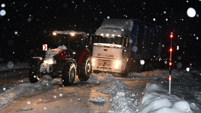 Kar yağışı şehirler arası ulaşımı aksattı